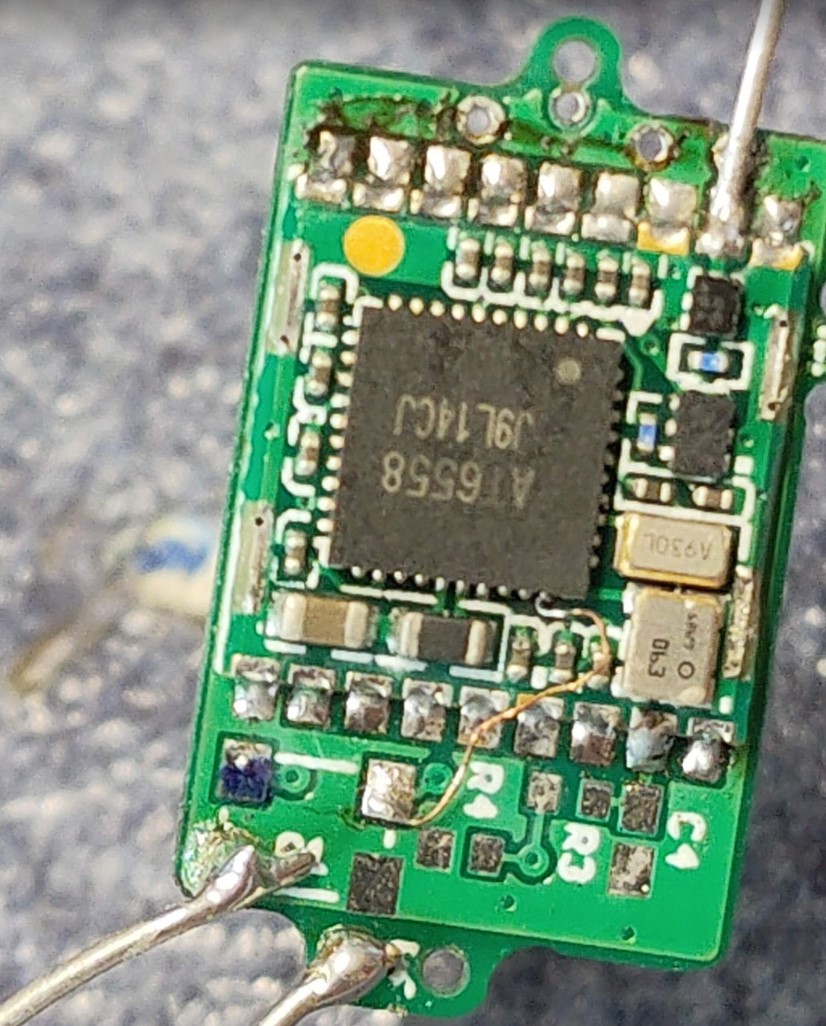 The inside wiring of the GPS TCXO chip